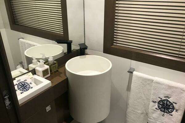 Custom Line 100 Yacht For Sale