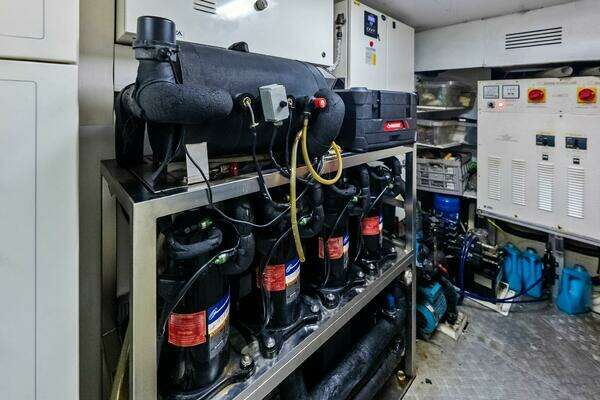 Custom Line 100 Yacht For Sale