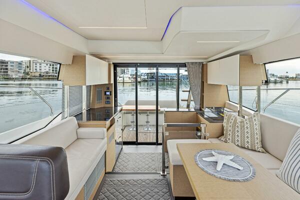 2022 Prestige 420 FLybridge SO FLY Salon