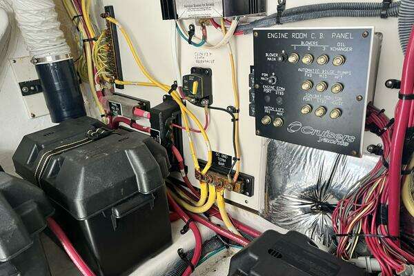 2008 Cruisers Yachts 39