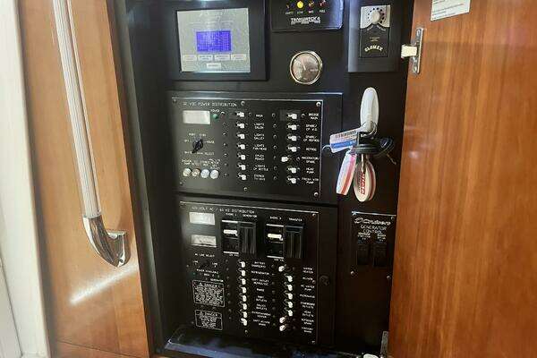 2008 Cruisers Yachts 39