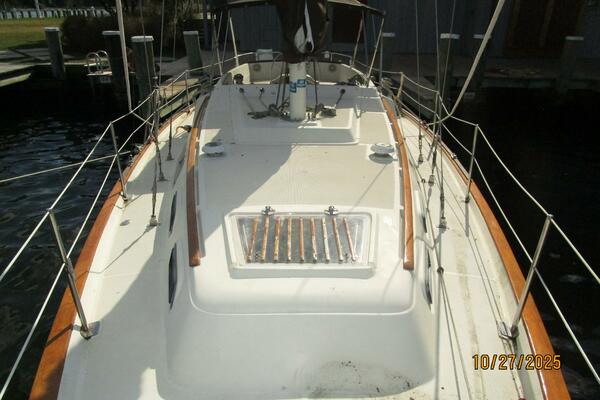 36' S2 foredeck aft