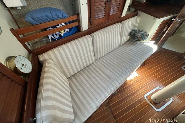 36' S2 salon starboard seating2