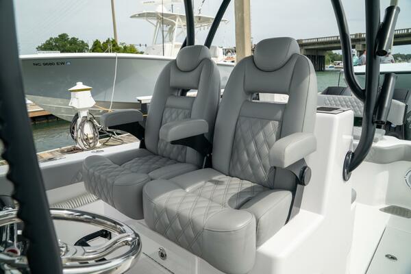 33 CC 33ft Front Runner Yacht For Sale