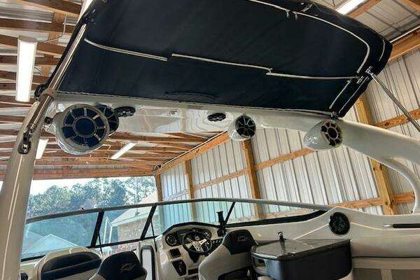 Photo of the 2018 Rinker 29QX