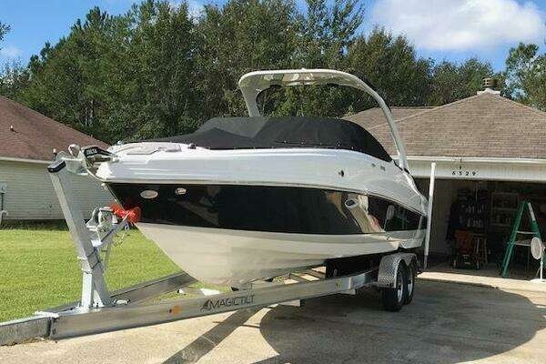 Photo of the 2018 Rinker 29QX