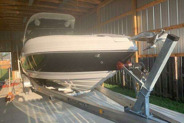 Photo of the 2018 Rinker 29QX