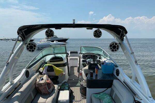 Photo of the 2018 Rinker 29QX