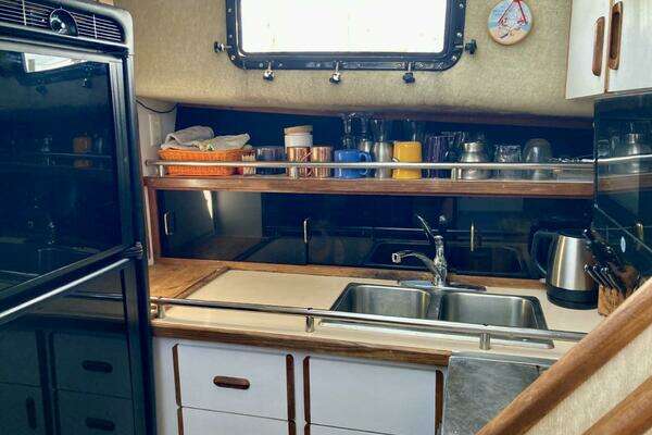 Photo of the 1983 Carver 3607 AC