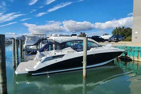 Four Winns 355 Vista Coupe Yacht For Sale