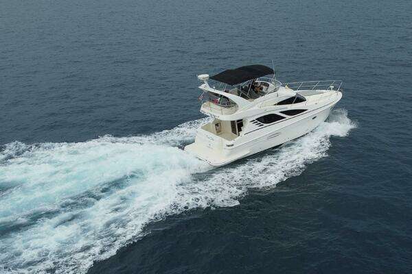 Photo of the 2010 Silverton 38 Sport Bridge "Pura Vida"