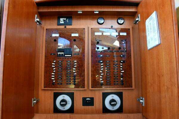 Silverton 38 Sedan Bridge Yacht For Sale