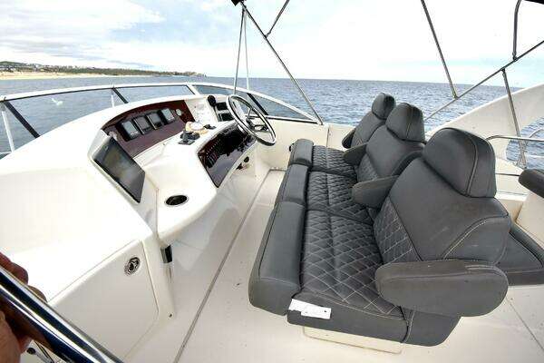 Photo of the 2010 Silverton 38 Sport Bridge "Pura Vida"