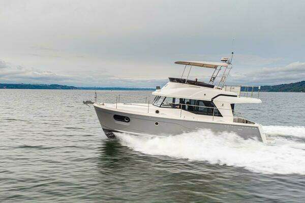 Beneteau Swift Trawler 35 Yacht For Sale