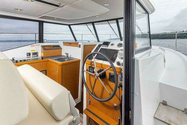 Beneteau Swift Trawler 35 Yacht For Sale