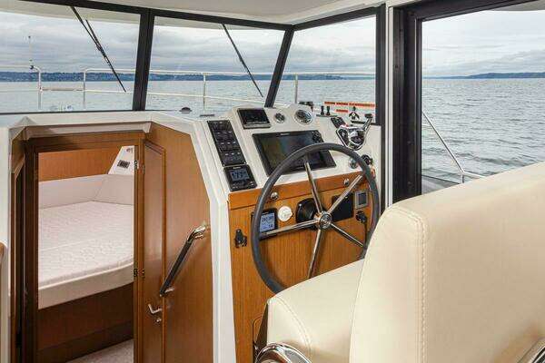 Beneteau Swift Trawler 35 Yacht For Sale