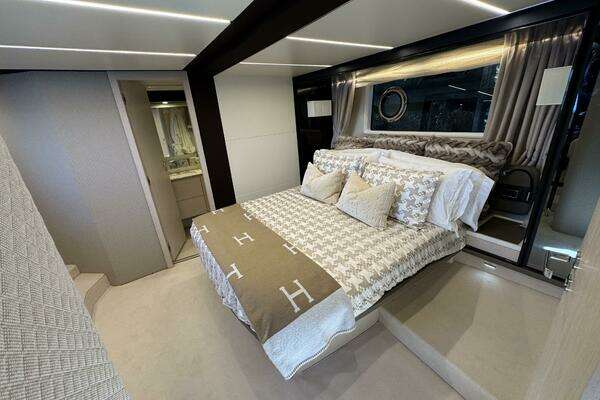Azimut 66 Flybridge Yacht For Sale