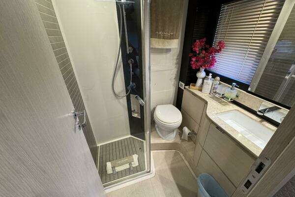 Azimut 66 Flybridge Yacht For Sale