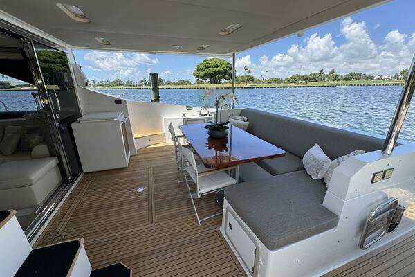 Azimut 66 Flybridge Yacht For Sale