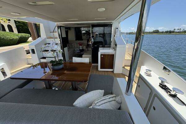 Azimut 66 Flybridge Yacht For Sale