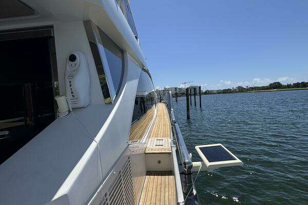 Azimut 66 Flybridge Yacht For Sale