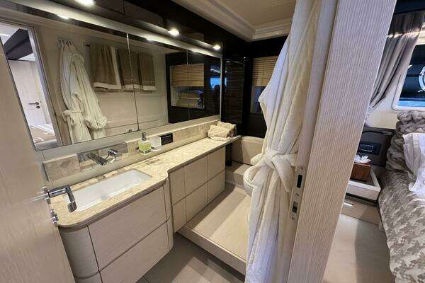 Azimut 66 Flybridge Yacht For Sale