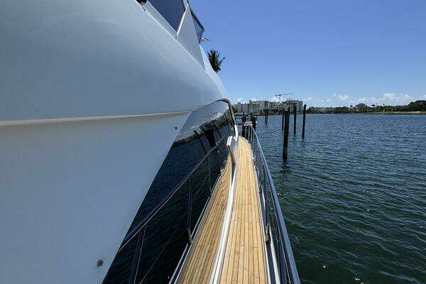 Azimut 66 Flybridge Yacht For Sale