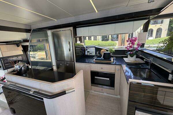 Azimut 66 Flybridge Yacht For Sale