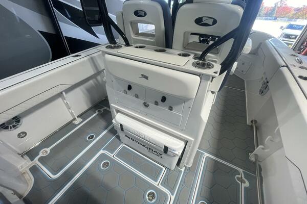 Helm Seating and Leaning Post – Stingray Center Console Interior
