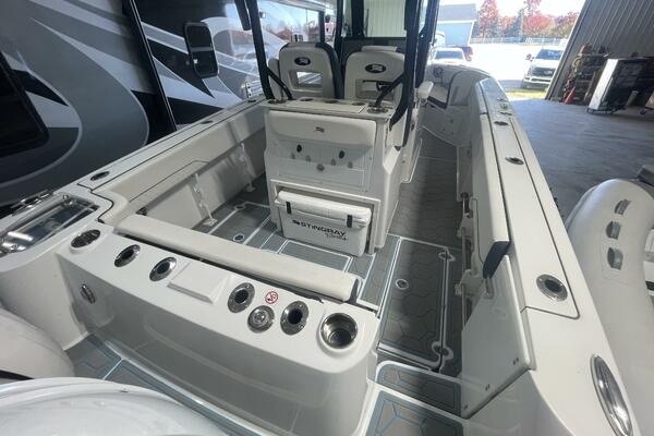 Stingray Center Console Deck Layout – Spacious Aft Cockpit