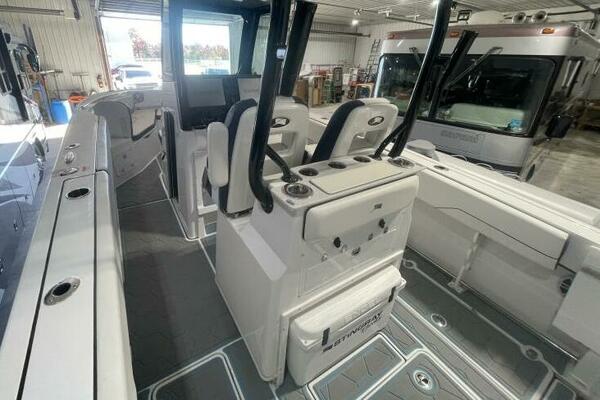 Center Console Cockpit Layout with Leaning Post and Helm Seating