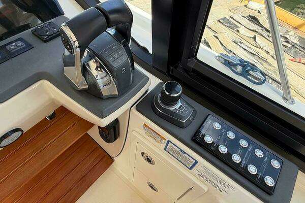Boston Whaler 405 Conquest Yacht For Sale