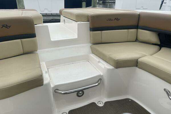 Photo of the 2014 Sea Ray 250 SLX