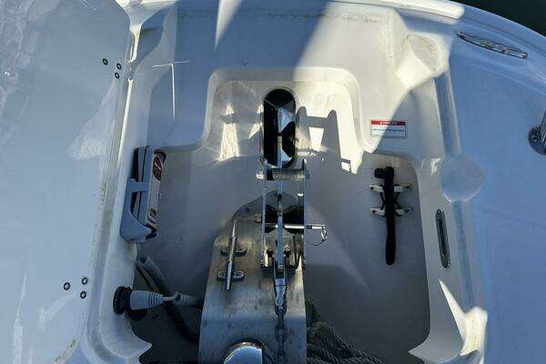 2022 Boston Whaler 27