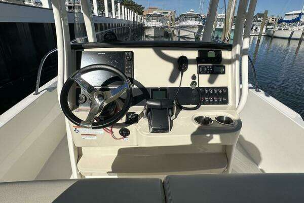 2022 Boston Whaler 27