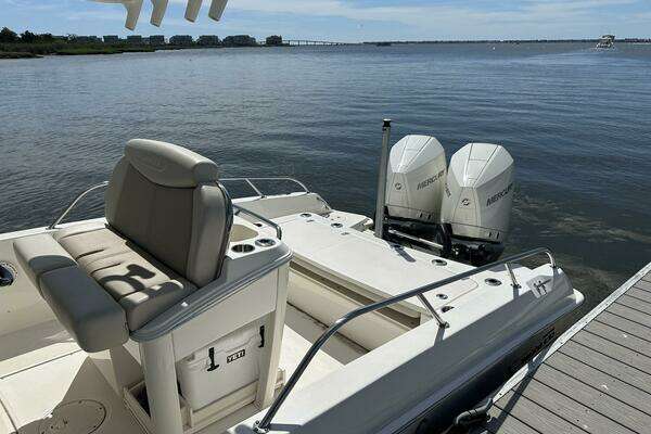 2022 Boston Whaler 27