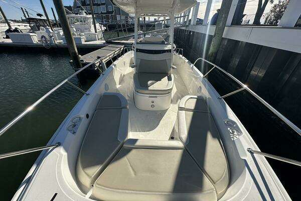 2022 Boston Whaler 27