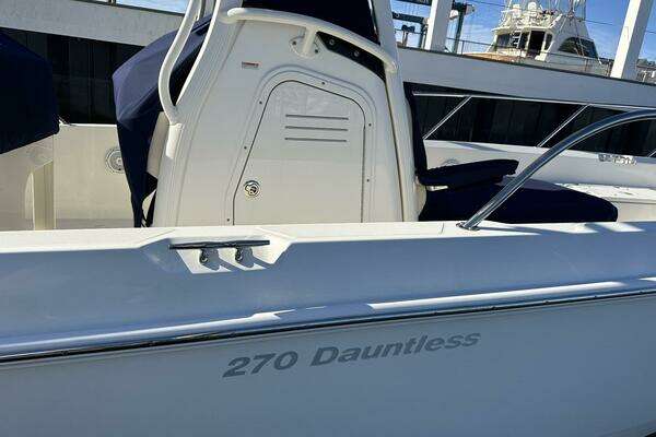 2022 Boston Whaler 27