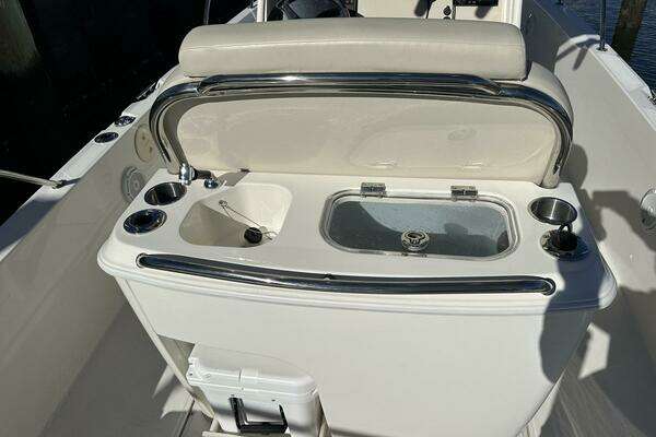 2022 Boston Whaler 27