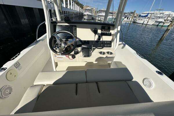 2022 Boston Whaler 27