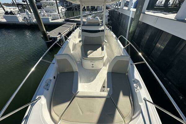 2022 Boston Whaler 27