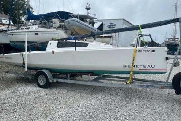 Salubrity 24ft Beneteau Yacht For Sale
