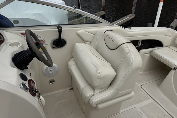 Photo of the 2004 Sea Ray 215 Weekender