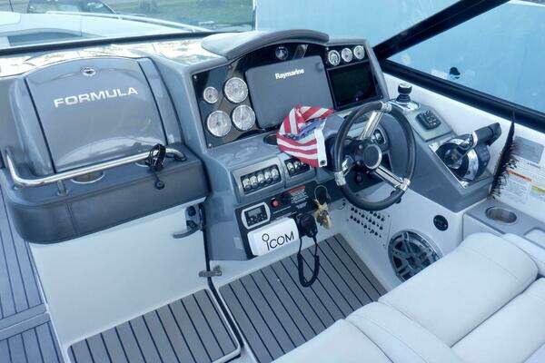 Formula 350 Crossover Bowrider Yacht For Sale
