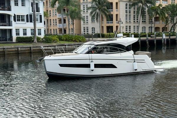 MJ 34ft Carver Yacht For Sale