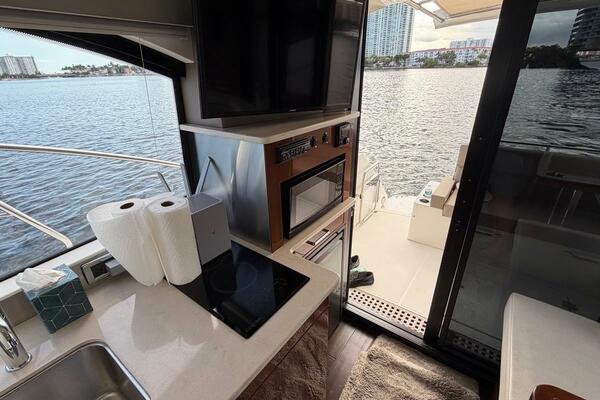 MJ 34ft Carver Yacht For Sale