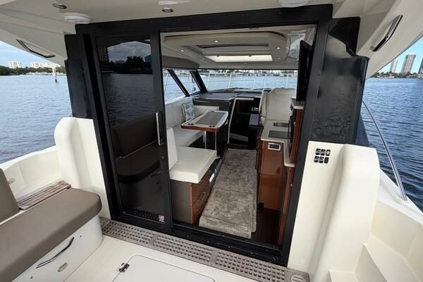 MJ 34ft Carver Yacht For Sale