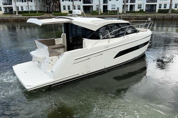 MJ 34ft Carver Yacht For Sale