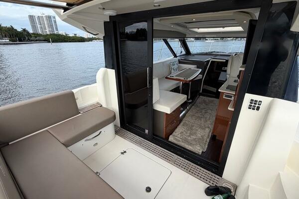 MJ 34ft Carver Yacht For Sale