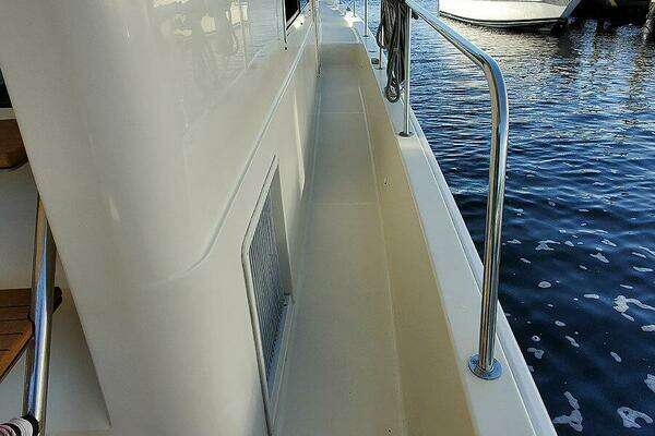 Mainship 430 Sedan Yacht For Sale